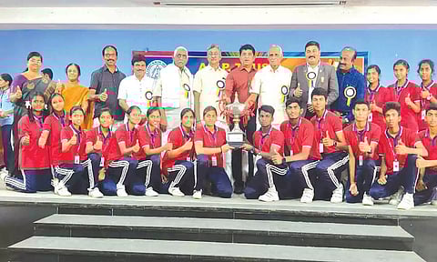 மாணவர்களுக்கு பள்ளியின் சார்பாக கேடயம் வழங்கப்பட்டபோது எடுத்தபடம்.&nbsp;