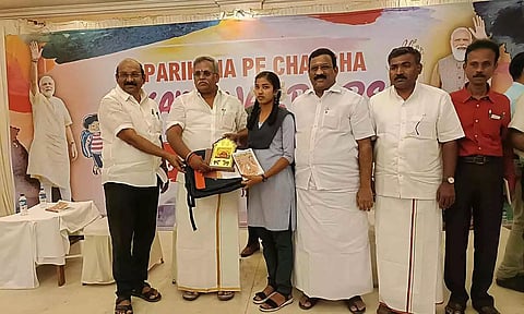 வெற்றி பெற்றவர்களுக்கு சபாநாயகர் ஏம்பலம் செல்வம், செல்வகணபதி எம்.பி, வி.பி.ராமலிங்கம் எம்.எல்.ஏ. ஆகியோர் பரிசு வழங்கிய காட்சி.