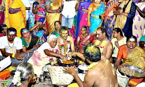 மஹா சிவராத்திரி விழா:  கொதிக்கும் நெய்யில் வெறும் கையால் அப்பம் சுட்டு பக்தர்களுக்கு வழங்கிய பாட்டி