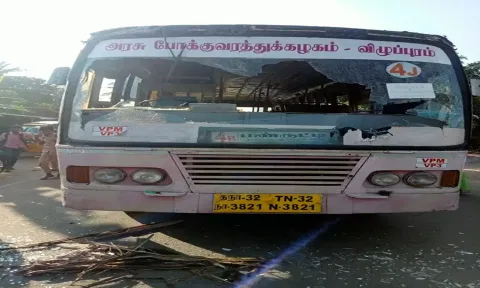 பஸ் கண்ணாடி உடைக்கப்பட்டிருப்பதை படத்தில் காணலாம்.
