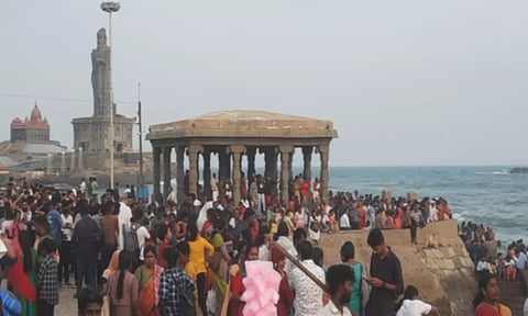 கன்னியாகுமரி கடற்கரையில் குவிந்திருந்த சுற்றுலா பயணிகளை படத்தில் காணலாம்.