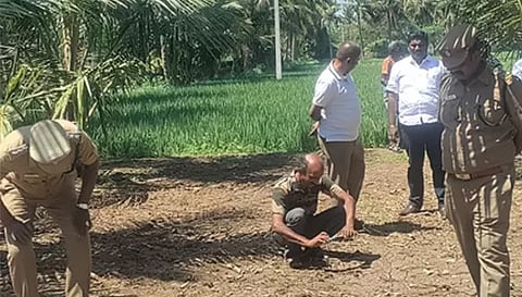 வனத்துறை அலுவலர்கள் நேற்று காளிபாளையம் தோட்டத்து பகுதியில் கால் தடம் பதிவானது சிறுத்தை புலியின் கால் தடமா என ஆய்வு செய்தபோது எடுத்த படம்.