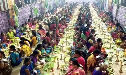 சிவராத்திரி விழாவில் கலந்து கொண்ட பெண் பக்தர்களை படத்தில் காணலாம்.