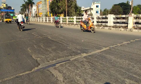 கடலூர் அண்ணா மையம் பாலம் சாலை குண்டும் குழியுமாக இருப்பதை படத்தில் காணலாம்