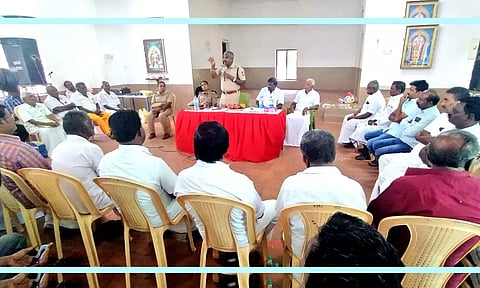 தட்சணமாற நாடார் சங்கத்தலைவர் ஆர்.கே.காளிதாசன் தலைமையில் கூட்டம் நடைபெற்றபோது எடுத்த படம்.