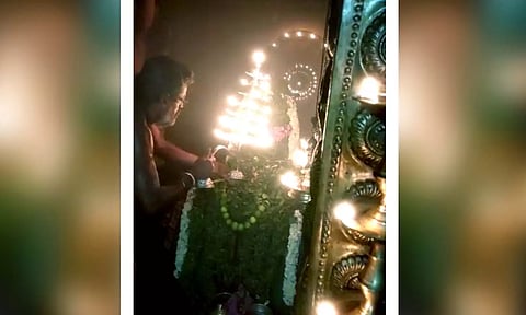 கல்லிடைக்குறிச்சி  மானேந்தியப்பர் கோவிலில் பூஜை நடந்த காட்சி.
