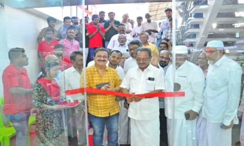 குளச்சல் நகர்மன்ற தலைவர் நசீர் புதிய ஷோரூமை திறந்து வைத்தபோது எடுத்த படம்&nbsp;