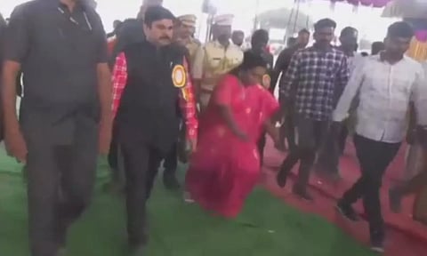 "ஹைபிரிட் ராக்கெட்" ஏவும் விழாவில் கால்தவறி கீழே விழுந்த தெலுங்கானா ஆளுநர் தமிழிசை சௌந்தரராஜன்