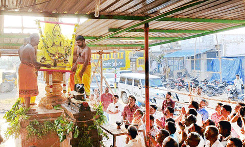 மாசித்திருவிழாவில் இன்று கொடியேற்றம் நடைபெற்றது.