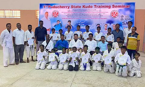 கூடோ தற்காப்பு கலை பயிற்சி முகாமில் பங்கேற்ற மாணவர்களுக்கு, அகில இந்திய கூடோ சங்கத்தின் பொருளாளர் ஜாஸ்மின் மக்வானா, புதுவை மாநில தலைவர் வளவன் ஆகியோர் சான்றிதழ் வழங்கினர்.