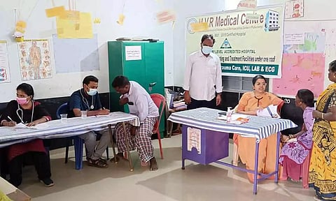 புதுவை அருகே கீழ்கூத்தாப்பாக்கம் கிராமத்தில் நடந்த இலவச மருத்துவ முகாமில் எம்.வி.ஆர். மருத்துவ மைய இயக்குனர் டாக்டர்‌.எம்.ஆர். வித்யா தலைமையில் மருத்துவ குழுவினர் பங்கேற்ற காட்சி.