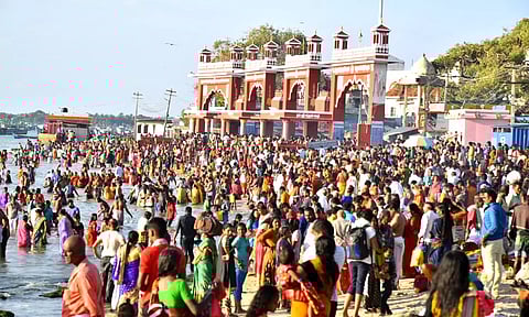 அக்னி தீர்த்தக்கடலில் புனித நீராட குவிந்த பக்தர்கள்.