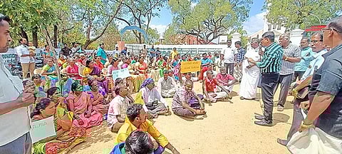 போராட்டத்தில் ஈடுபட்டவர்களிடம் அதிகாரிகள் பேச்சு வார்த்தை நடத்திய காட்சி.