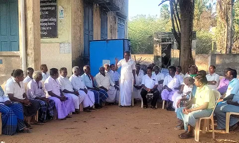 ஆழ்வை ஒன்றிய விவசாயிகள் சங்க கூட்டம் நடைபெற்ற காட்சி.