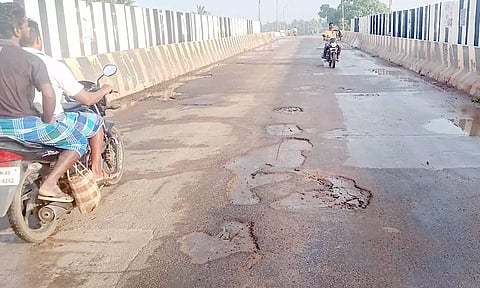 குண்டும் குழியுமான மேம்பாலம்.