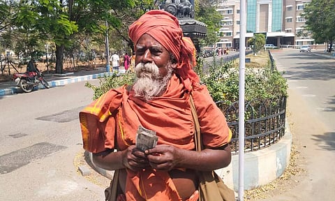 முதலமைச்சர் நிவாரண நிதிக்கு ரூ.10 ஆயிரம் வழங்கிய பிச்சைக்காரர்- நாமக்கல் கலெக்டரிடம் வழங்கினார்