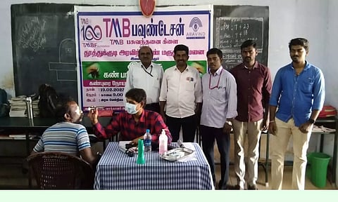 முகாமில் ஒருவருக்கு கண் பரிசோதனை செய்யப்பட்ட காட்சி.