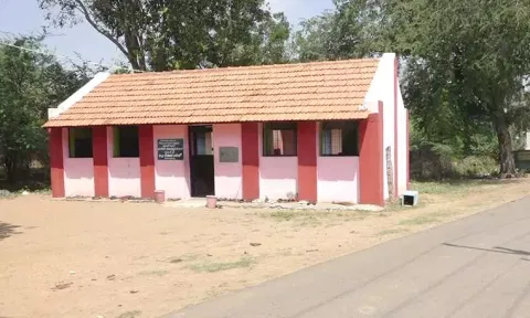 மாணவ-மாணவிகள் தற்போது படித்து வரும் ஓட்டு பள்ளி கட்டிடம்.&nbsp;