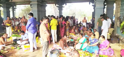 பவானி கூடுதுறை-கொடுமுடியில் புனித நீராடிய பக்தர்கள்