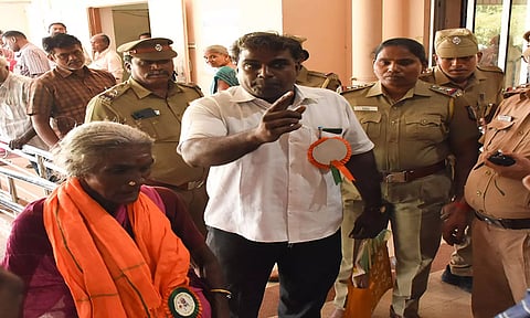 மூதாட்டி சின்னபொண்ணு மற்றும் அவருடன் வந்தவர்கள் கூச்சலிட்ட காட்சி.&nbsp;