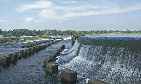 தடுப்பணையில் இருந்து தண்ணீர் திறந்து விடும் மர்ம நபர்கள்