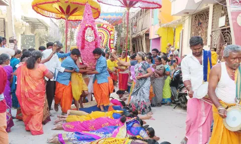 குடியாத்தம் தாழையாத்தம் அங்காளபரமேஸ்வரி அம்மன் கோவிலில் நேர்த்திக் கடன் செலுத்த பூங்கரகம் முன்பு பெண்கள் தரையில் படுத்திருந்த காட்சி.