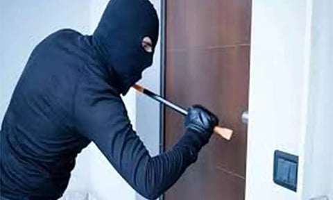 வீடு புகுந்து பணம் திருட்டு
