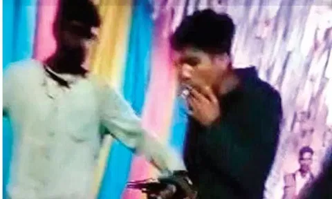 ஒரு கையில் கைத்துப்பாக்கியுடனும், மற்றொரு கையில் சிகரெட் பிடித்தவாறும் காட்சியளிக்கும் சவுரப்.