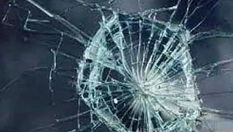 தூத்துக்குடியில் அரசு பஸ் மீது கற்கள் வீசி தாக்குதல்- கண்ணாடி உடைப்பு