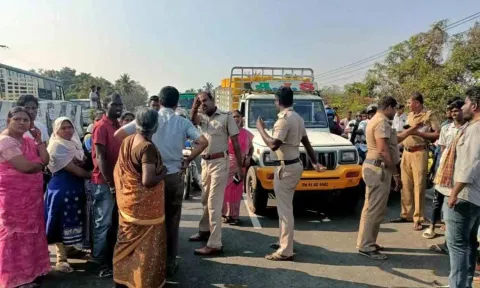 மறியலில் ஈடுபட்ட பொதுமக்களுடன் போலீசார் பேச்சுவார்த்தை நடத்திய காட்சி.&nbsp;