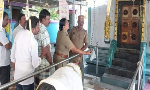 கொள்ளை நடந்த கோவிலை  இன்ஸ்பெக்டர் ஜானகி ஆய்வு செய்தபோது எடுத்த படம்&nbsp;
