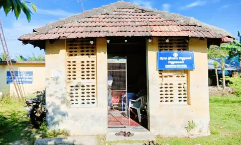 ஓட்டுக்கட்டிடத்தில் இயங்கி வரும் கிராம நிர்வாக அலுவலகம்.