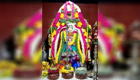 பரமத்தி அங்காளம்மன் சிறப்பு அலங்காரத்தில் அருள்பாலித்த காட்சி.
