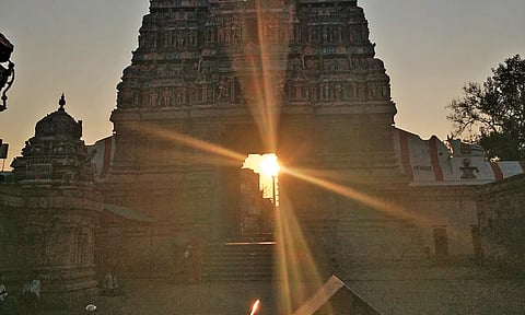 கோபுர வாசல் வழியாக ஊடுருவிய சூரிய ஒளி.