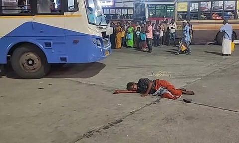 &nbsp;பேருந்து நிலைய வளாகத்தில்  சாவகாசமாக படுத்து உறங்கிய போதை ஆசாமி