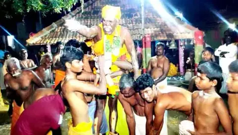 அரிவாள் மீது ஏறி நின்று சாமியாடிகள் அருள்வாக்கு