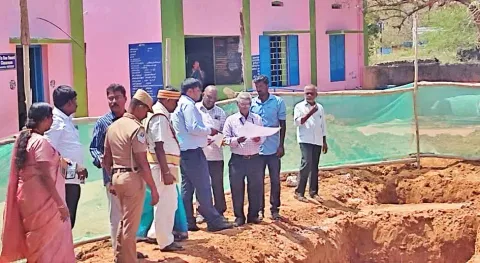 கூடுதல் வகுப்பறை கட்டிட பணிகளை நெல்லை மாவட்ட கலெக்டர் கார்த்திகேயன் ஆய்வு செய்தபோது எடுத்த படம்.