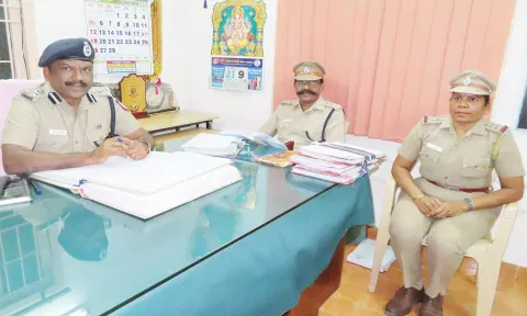 குடியாத்தம் துணை போலீஸ் சூப்பிரண்டு அலுவலகத்தில் நேற்று இரவு வேலூர் சரக டி.ஐ.ஜி. டாக்டர் எம்.எஸ். முத்துசாமி ஆய்வு செய்த காட்சி.