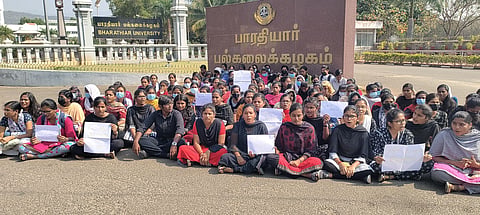 கோவையில் பாரதியார் பல்கலைக்கழக விடுதி மாணவிகள் திடீர் போராட்டம்