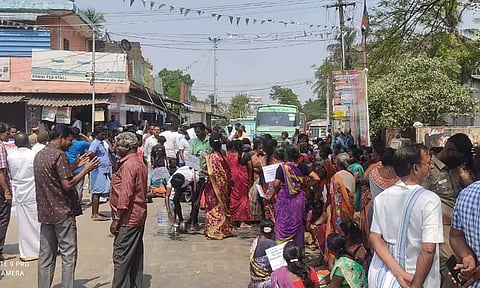 குடியிருப்புகளை இடித்துவிட்டு நான்கு வழி சாலை அமைக்க எதிர்ப்பு: கிராம மக்கள் சாலை மறியல்