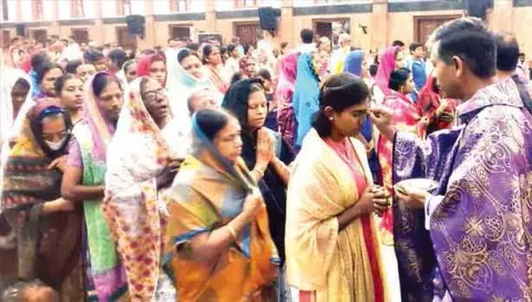 மதுரை ஞானஒளிவுபுரத்தில் உள்ள புனித வளனார் தேவாலயத்தில் நடைபெற்ற சிறப்பு திருப்பலியில் பங்கு  தந்தை ஜோசப், சாம்பலால் நெற்றியில் சிலுவை அடையாளமிட்டார்.