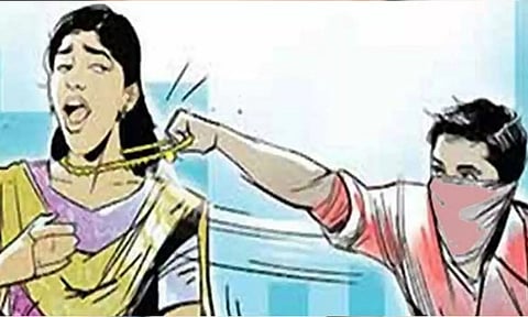 தாம்பரம் அருகே பெண் மீது முட்டை வீசி நகை பறித்த கொள்ளையர்கள்