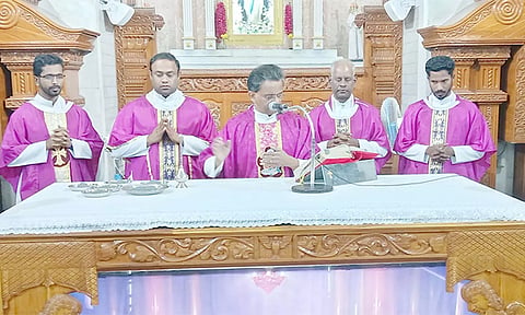 சாம்பல் புதன் சிறப்பு திருப்பலி நடந்தது.