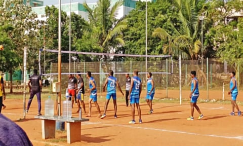 போலீசாருக்கான வாலிபால் போட்டி நடந்தபோது எடுத்த படம்.