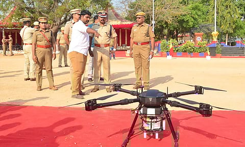 டிரோன் காமிராவை பார்வையிட்ட போலீஸ் கமிஷனர் பாலகிருஷ்ணன்.