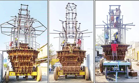 சீரமைப்பு பணிகள் நடைபெற்று வரும் முருகன், சிவன், அம்பாள் தேர்களை படத்தில் காணலாம்.