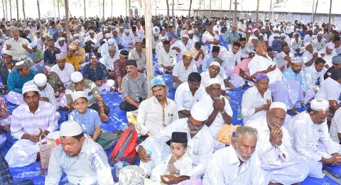 கூட்டு பிரார்த்தனை செய்த மக்களின் ஒரு பகுதியை படத்தில் காணலாம்.