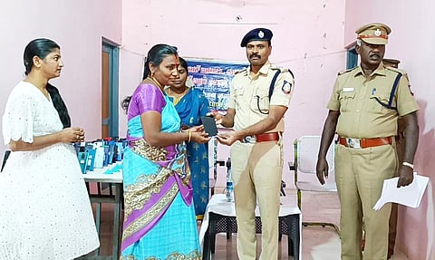 போலீசார் செல்போன்களை உரியவர்களிடம் ஒப்படைத்த காட்சி