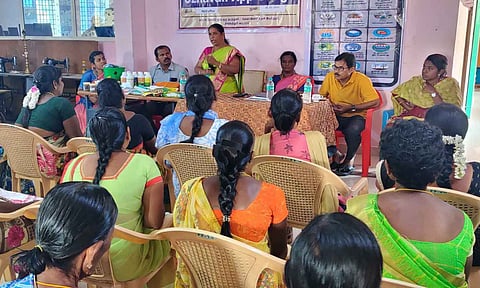 விவசாயிகளுக்கு உழவன் செயலி குறித்து பயிற்சி