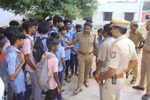 றியலில் ஈடுபட்ட மாணவர்களுடன் போலீஸ் துணை கமிஷனர் சரவணகுமார் பேச்சுவார்த்தை நடத்திய காட்சி.